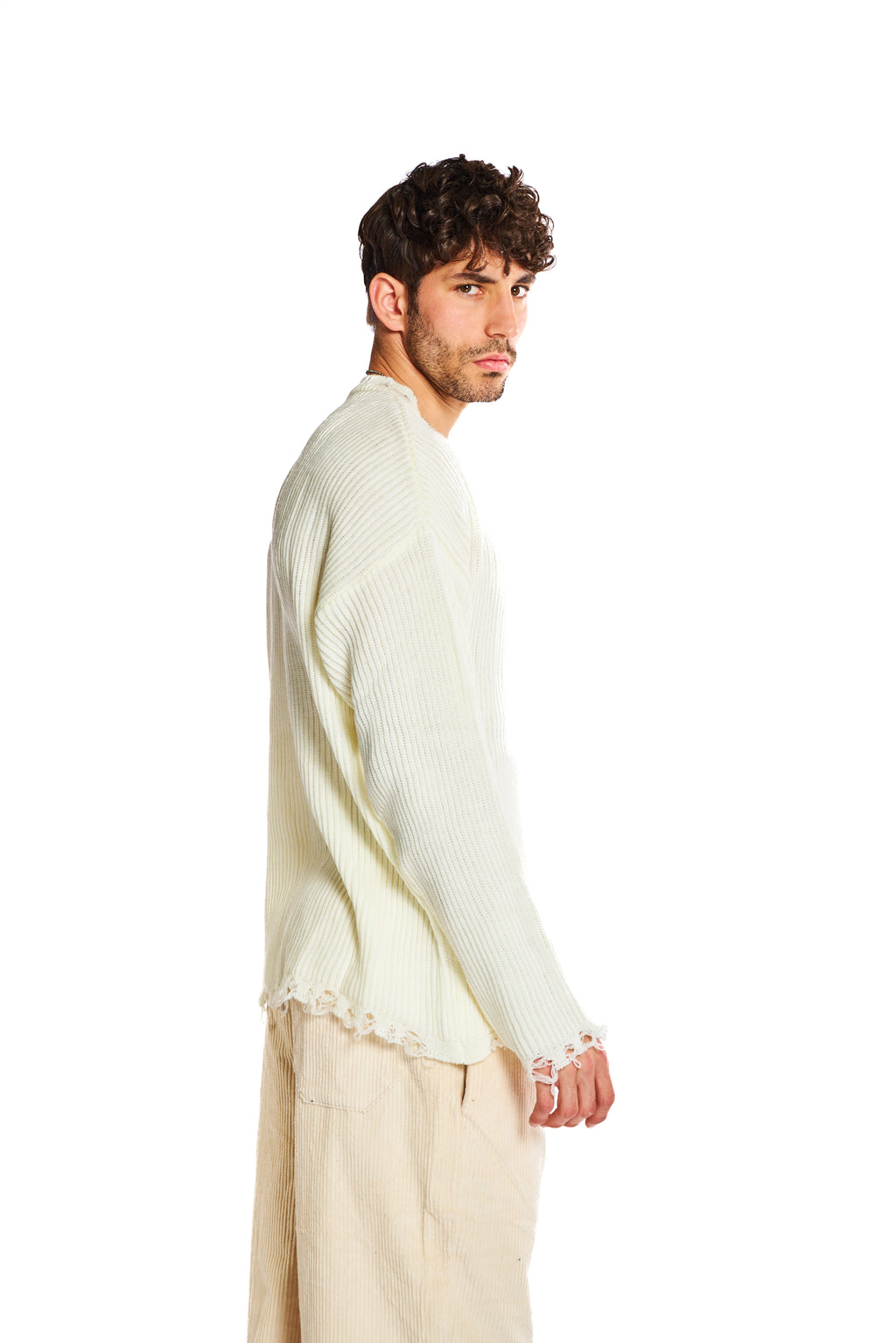 סריג לבן במראה קרעים