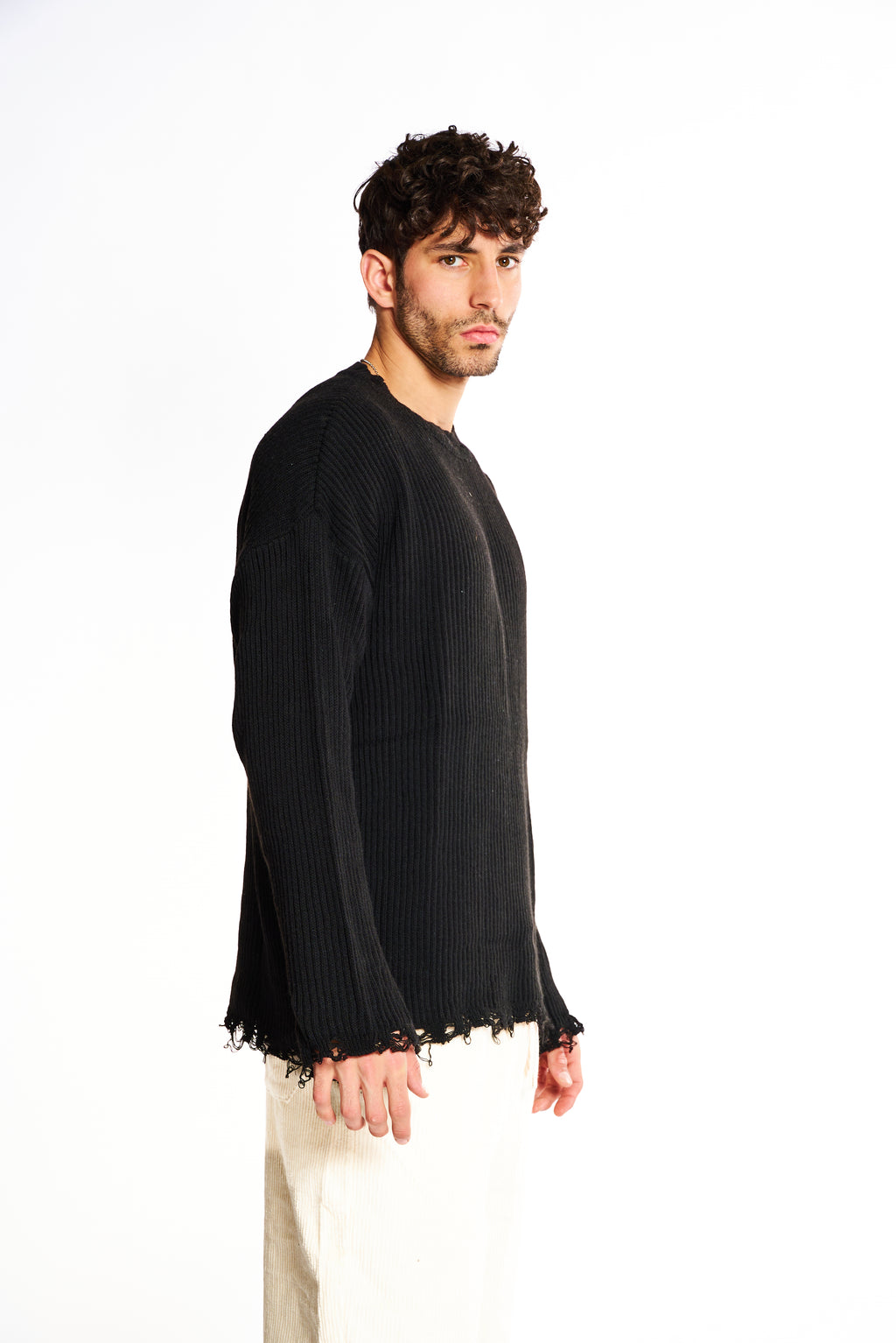 סריג שחור במראה קרעים