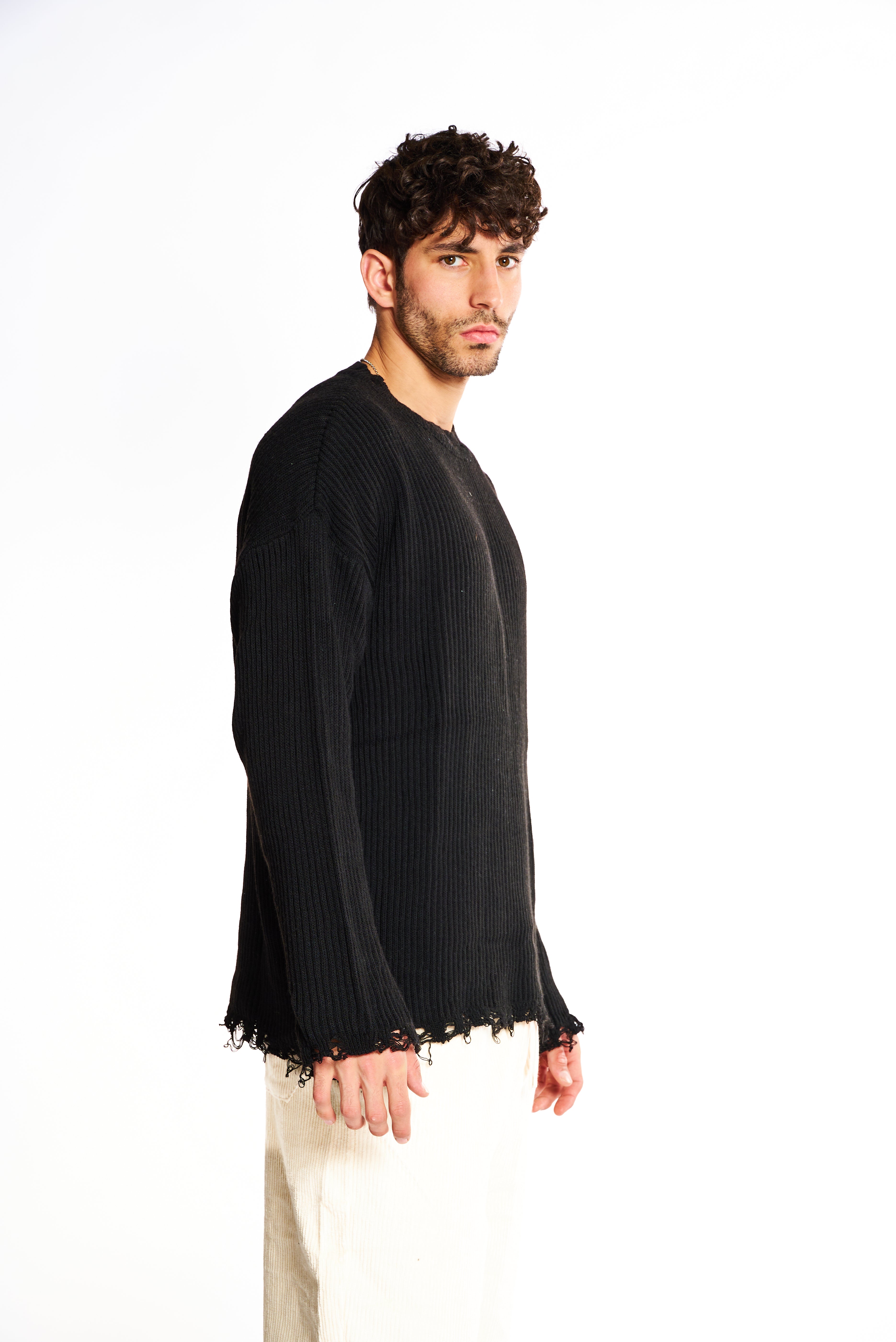 סריג שחור במראה קרעים