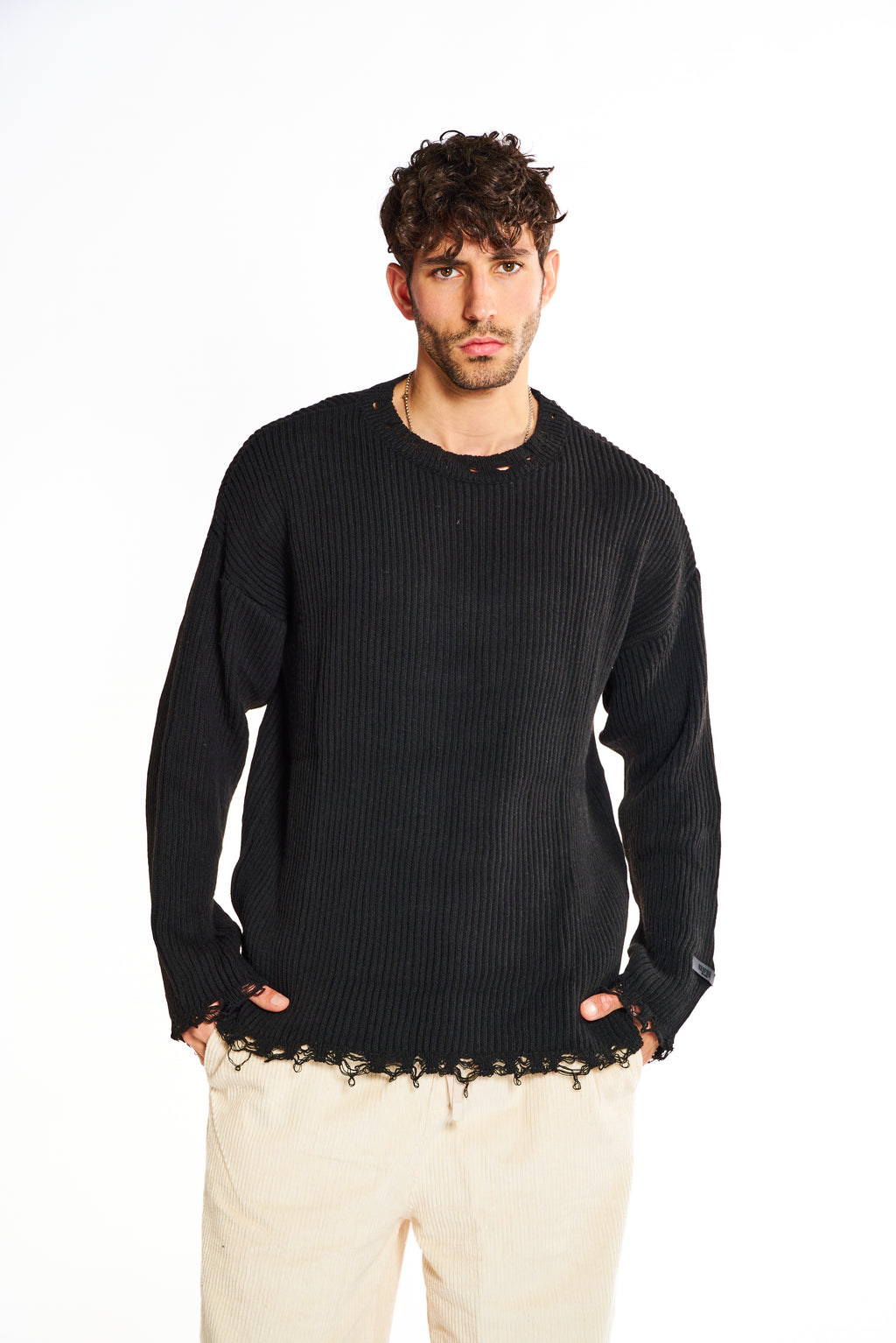 סריג שחור במראה קרעים