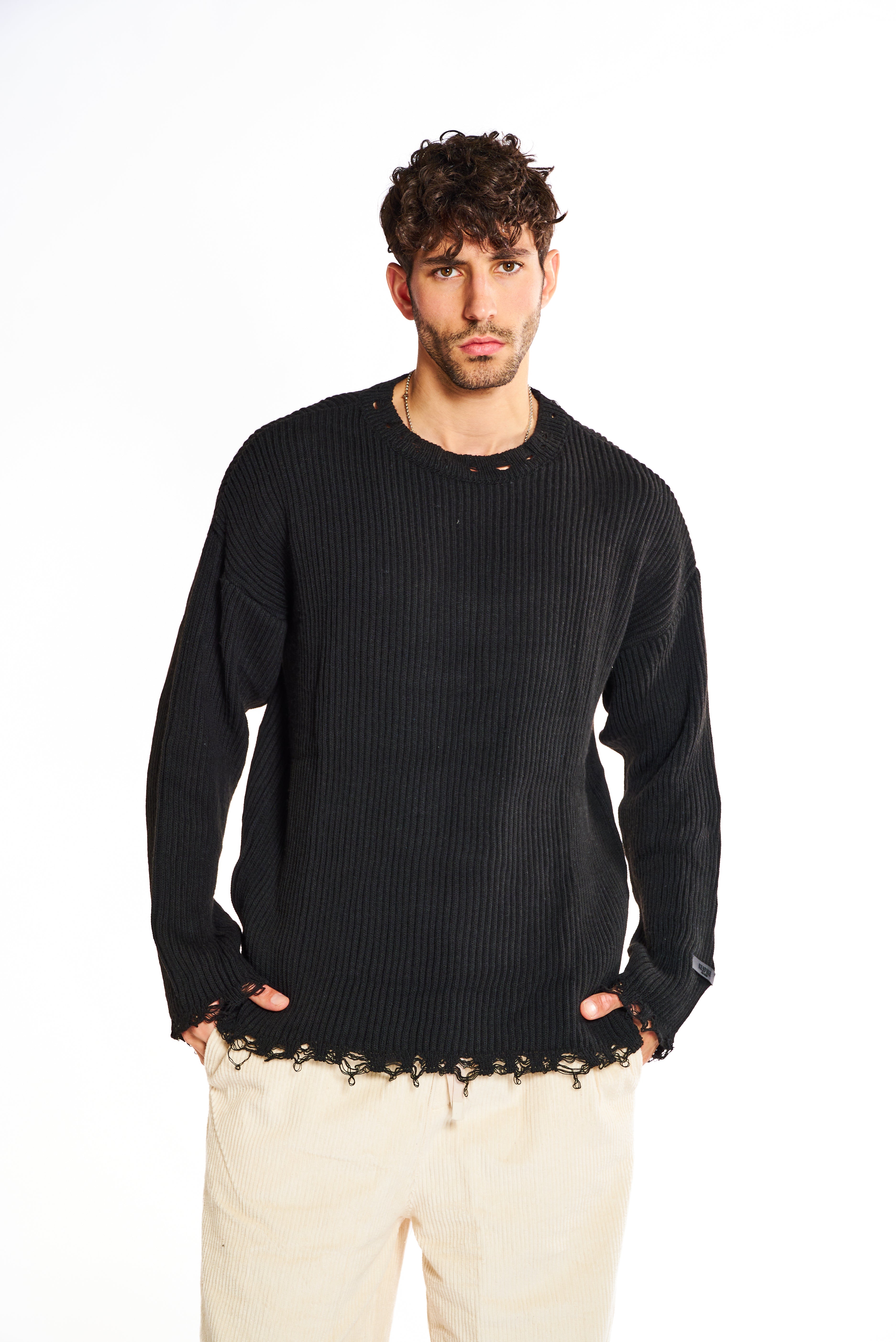 סריג שחור במראה קרעים