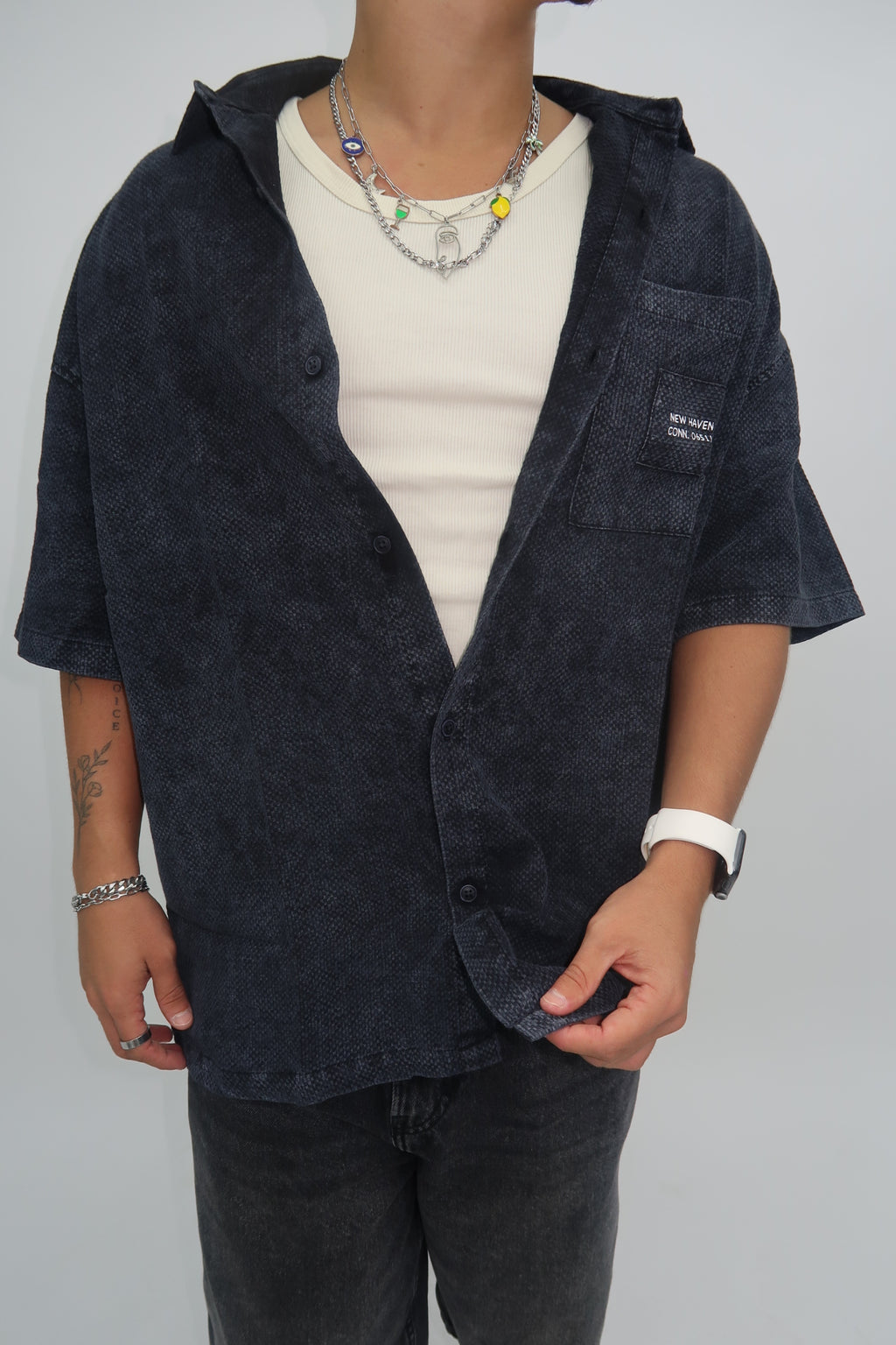 חולצה מכופתרת כיס שחורה