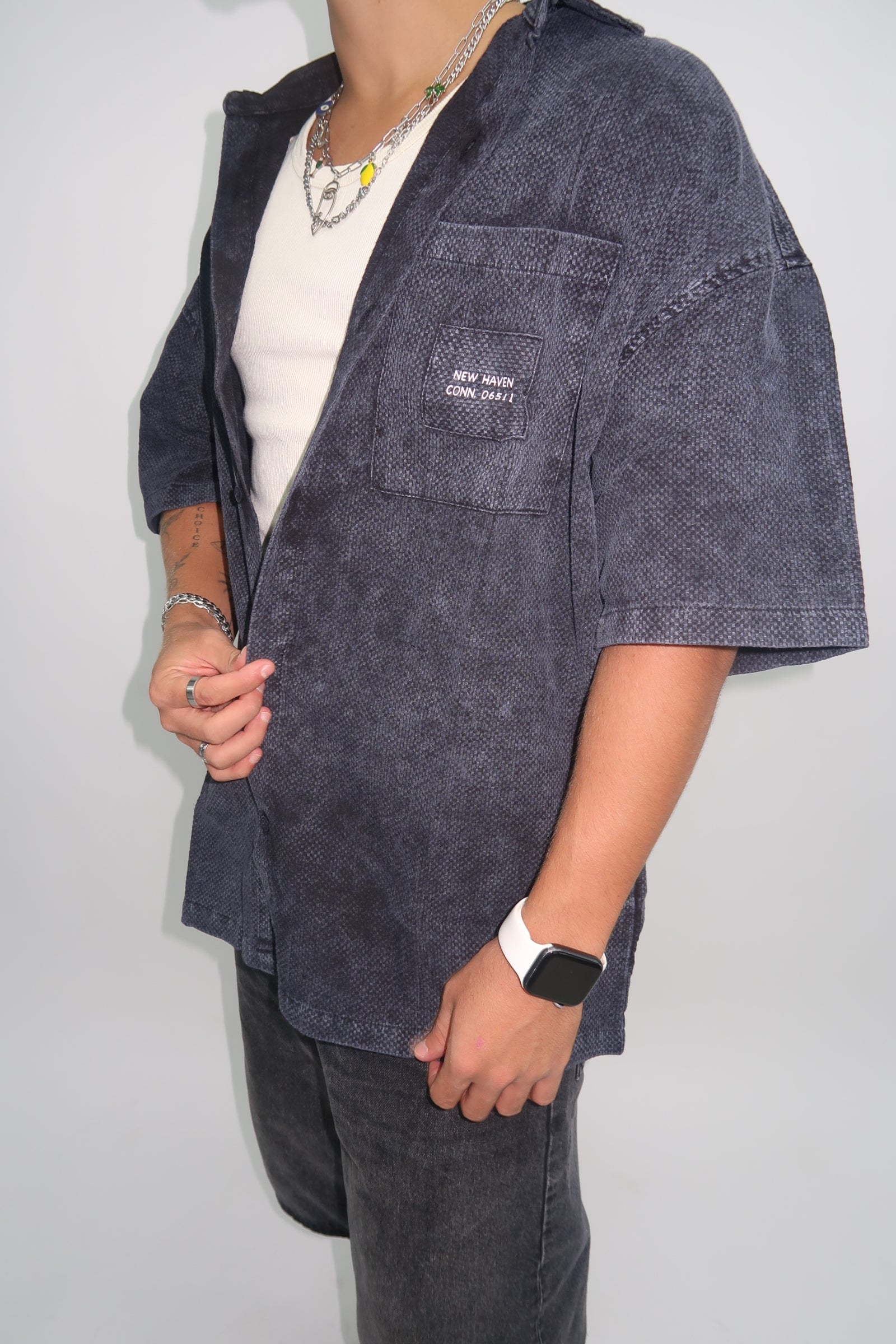 חולצה מכופתרת כיס שחורה