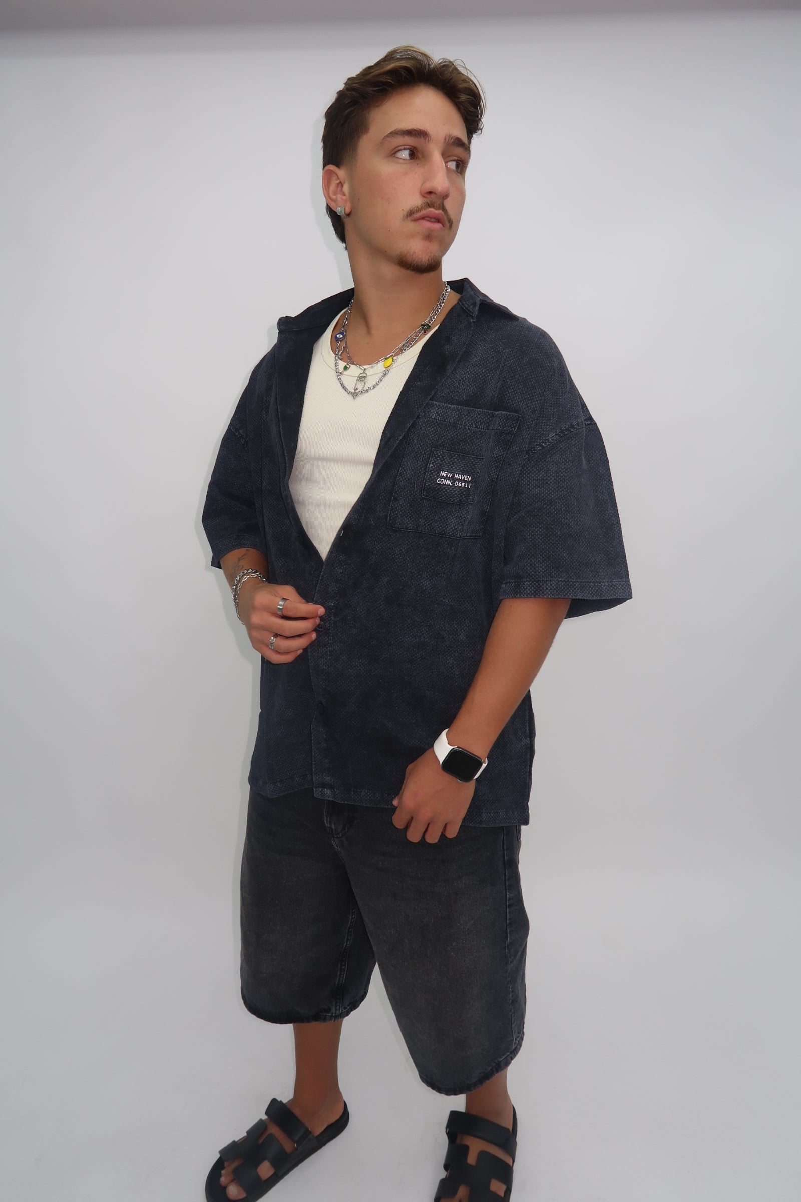 חולצה מכופתרת כיס שחורה