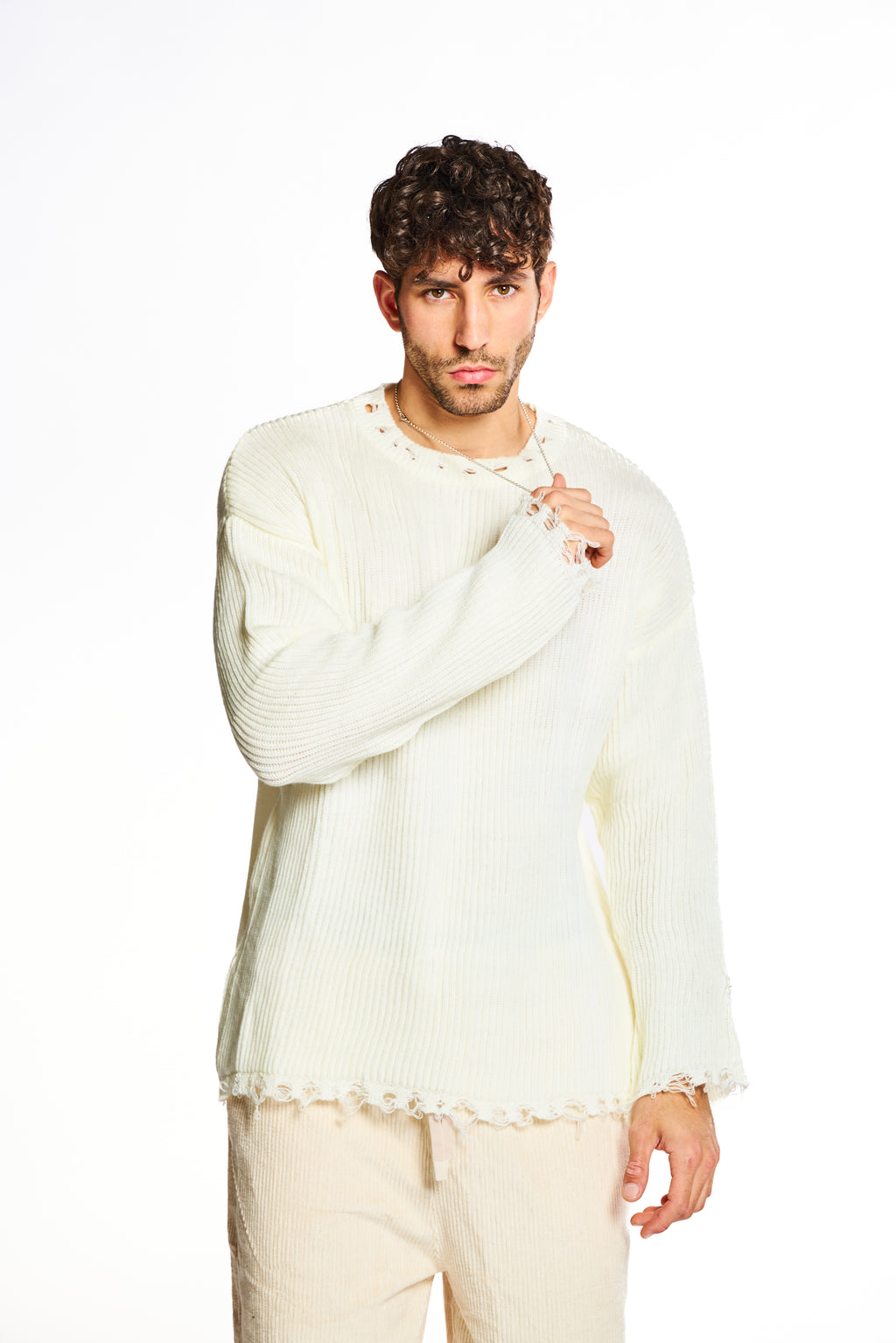 סריג לבן במראה קרעים