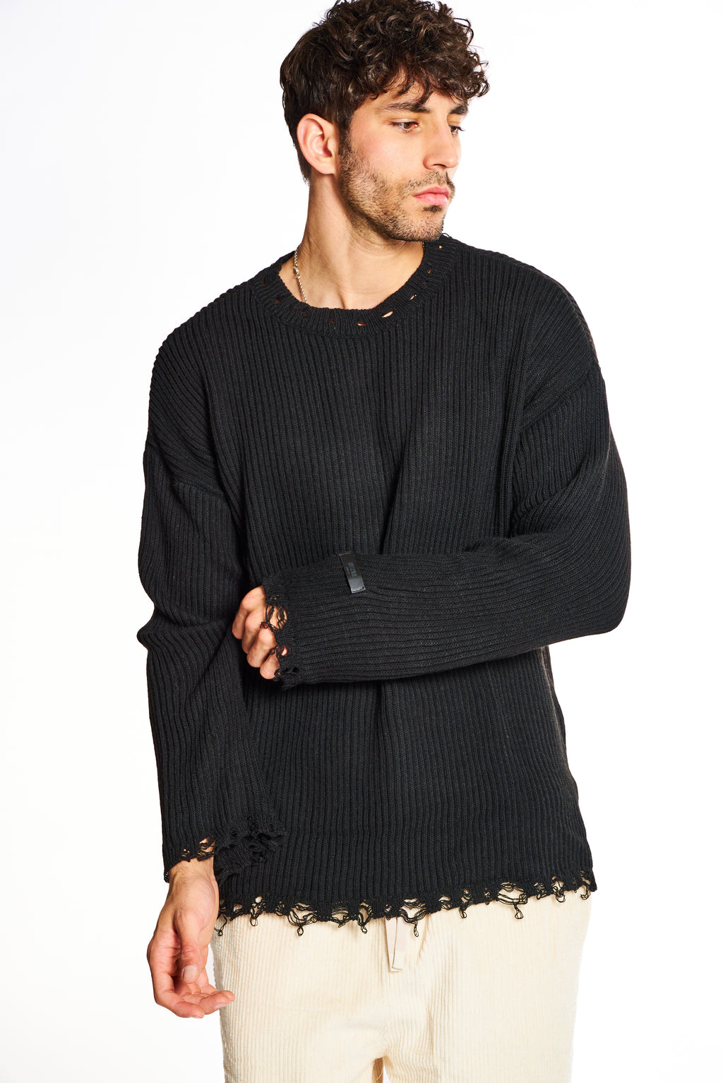 סריג שחור במראה קרעים