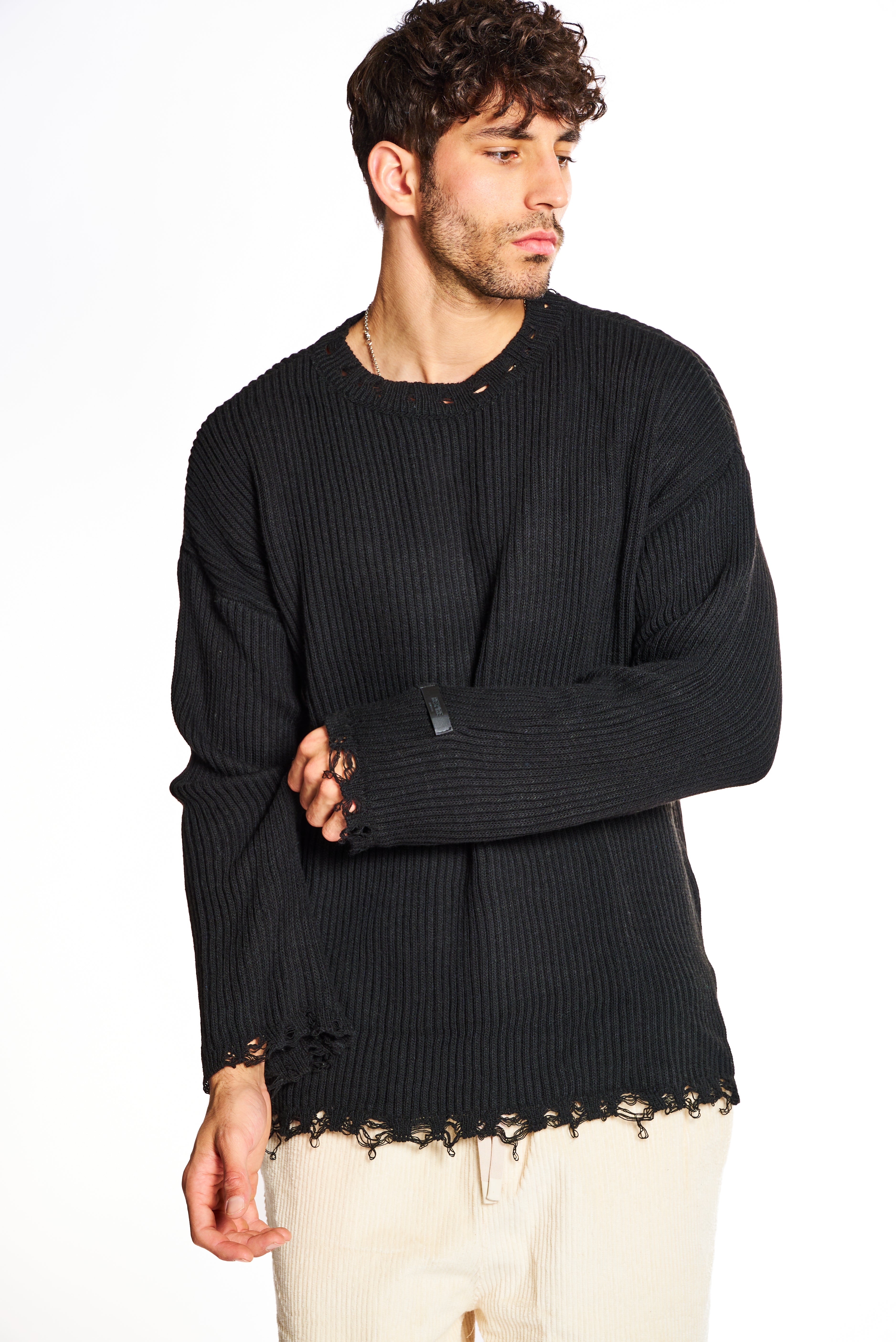 סריג שחור במראה קרעים