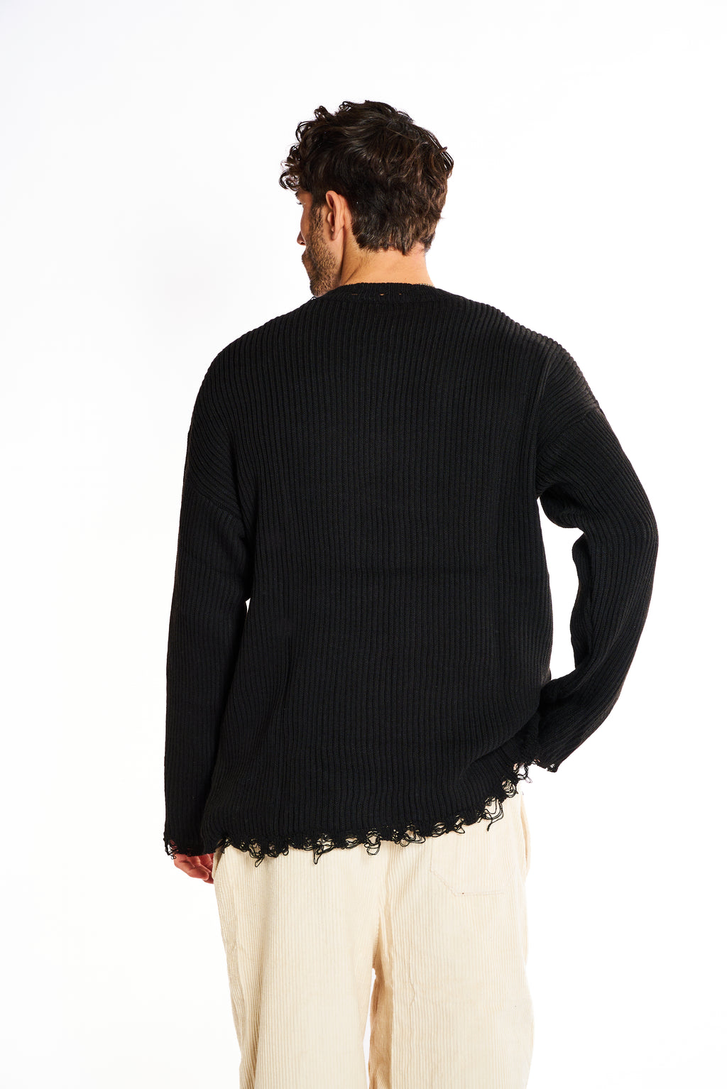 סריג שחור במראה קרעים