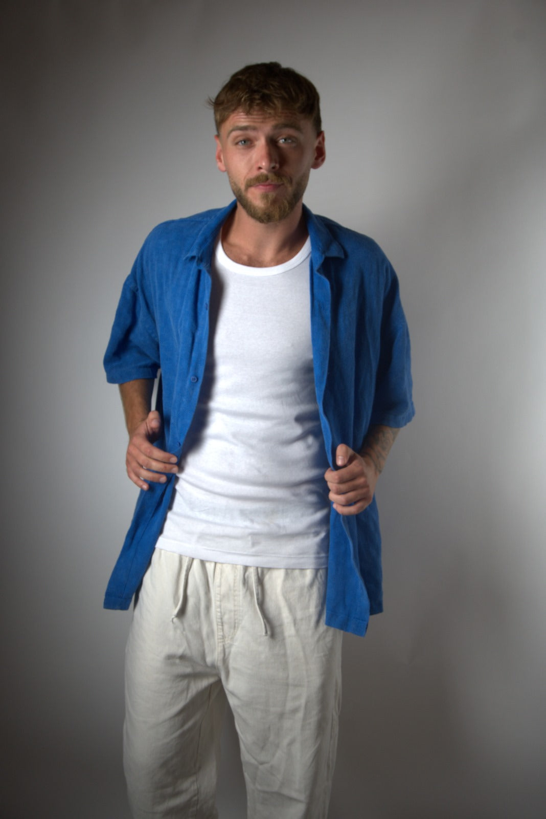 כחולה- מכופתרת מיקונוס