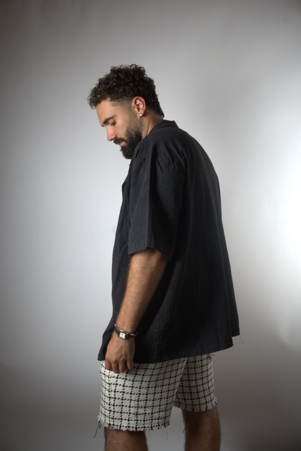 חולצה מכופתרת שחורה