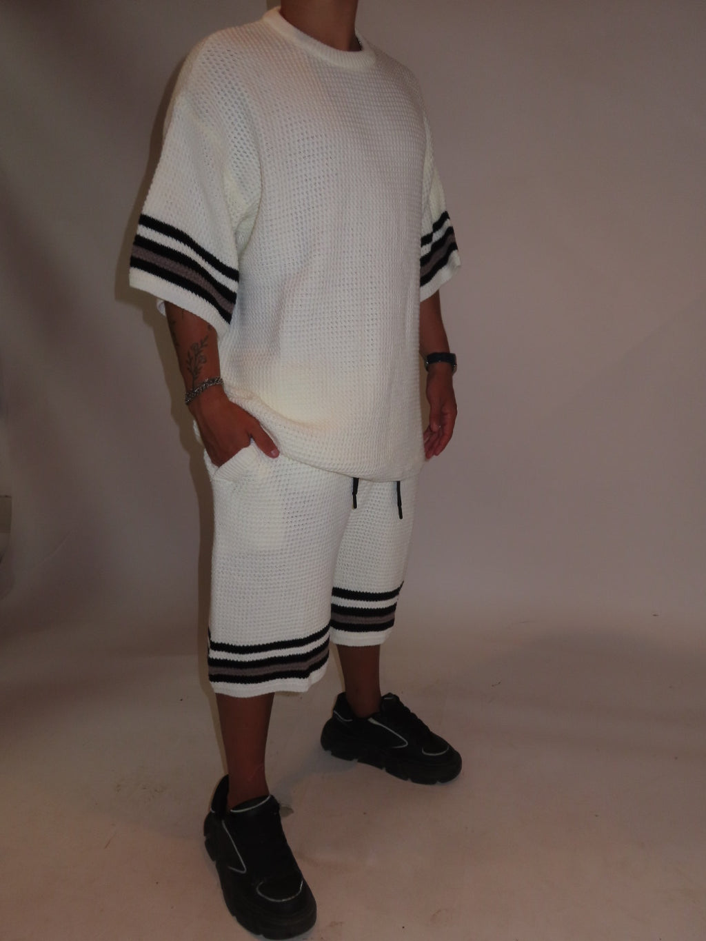 חליפת סריג בצבע קרם